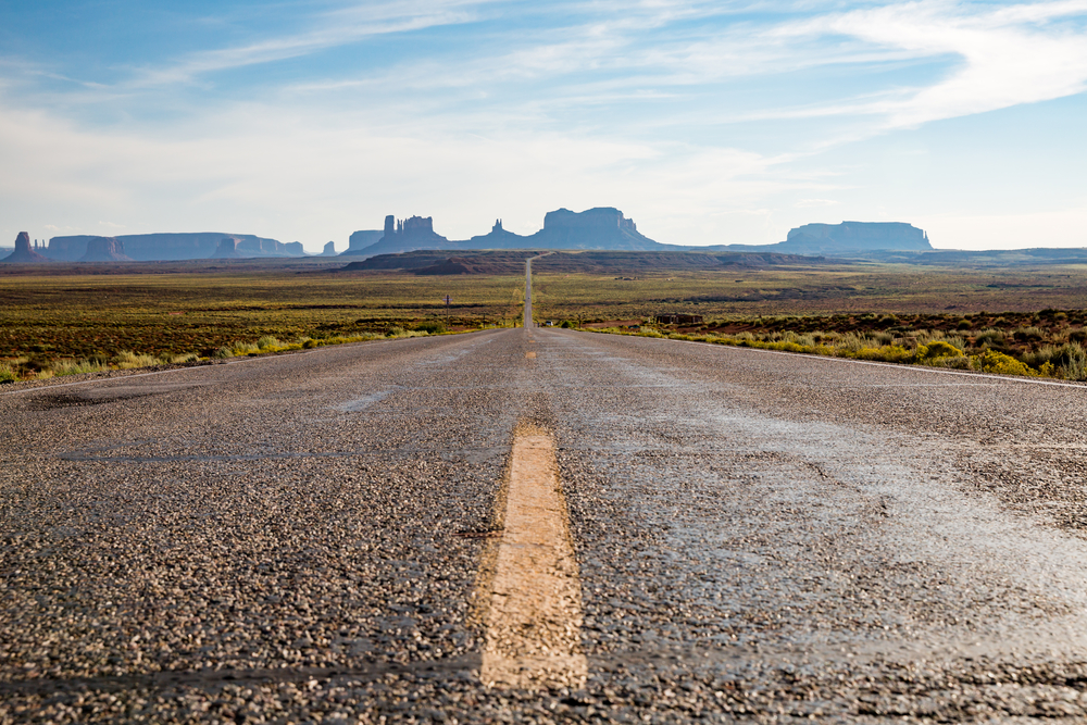 Carretera cerca de Monument Valley en Utah