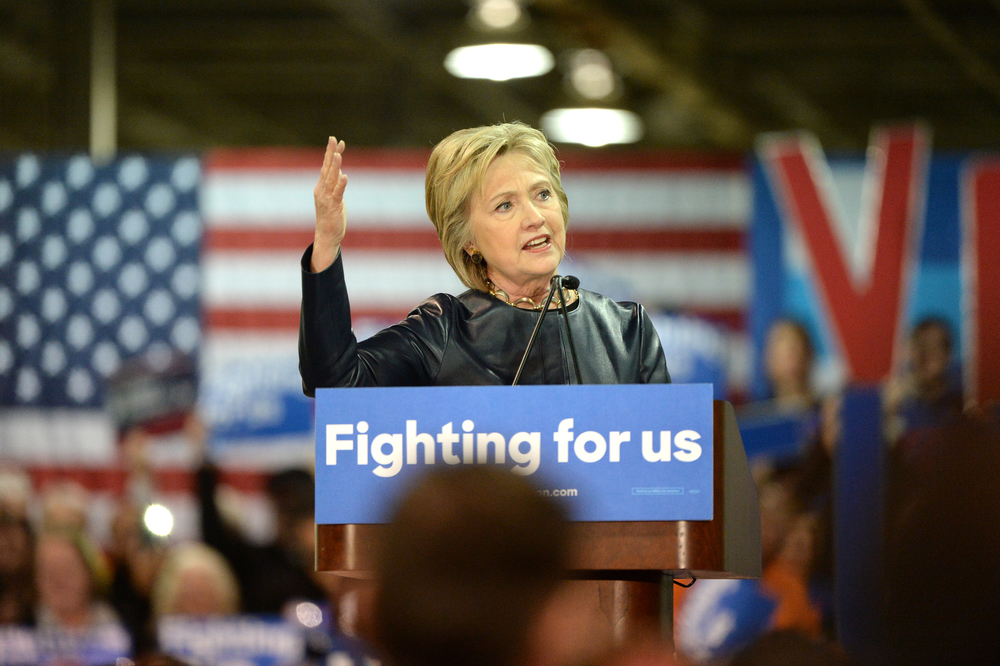 San Luis, MO, EE. UU. – 12 de marzo de 2016: La candidata presidencial demócrata y exsecretaria de Estado Hillary Clinton hace campaña en el Centro de Capacitación de Carpinteros en San Luis.