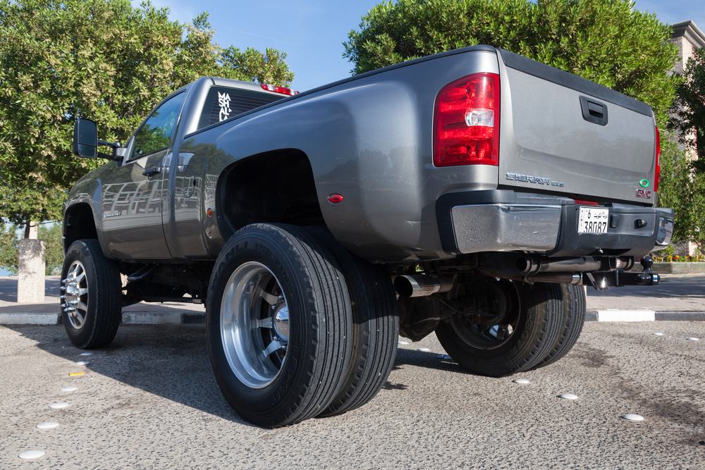Camioneta GMC SIERRA en la Ciudad de Kuwait. 8 de diciembre de 2014 en Kuwait, Oriente Medio.