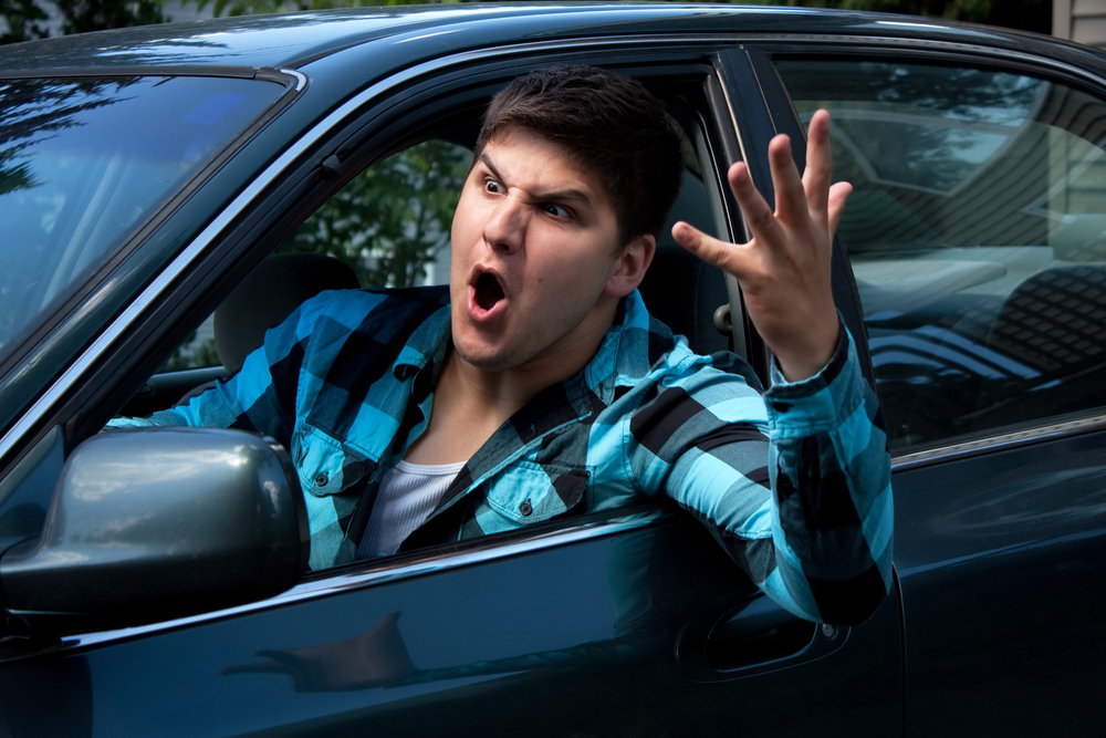 Hombre expresando furia al volante