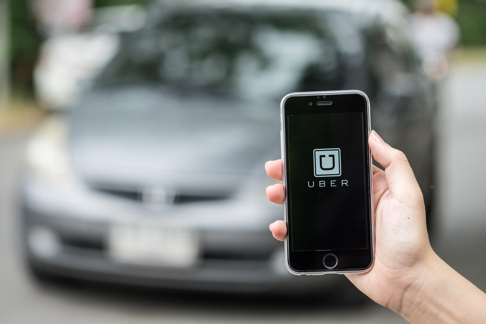 CHIANG MAI, TAILANDIA - 24 DE JULIO DE 2016: Una mano de mujer sosteniendo un Uber