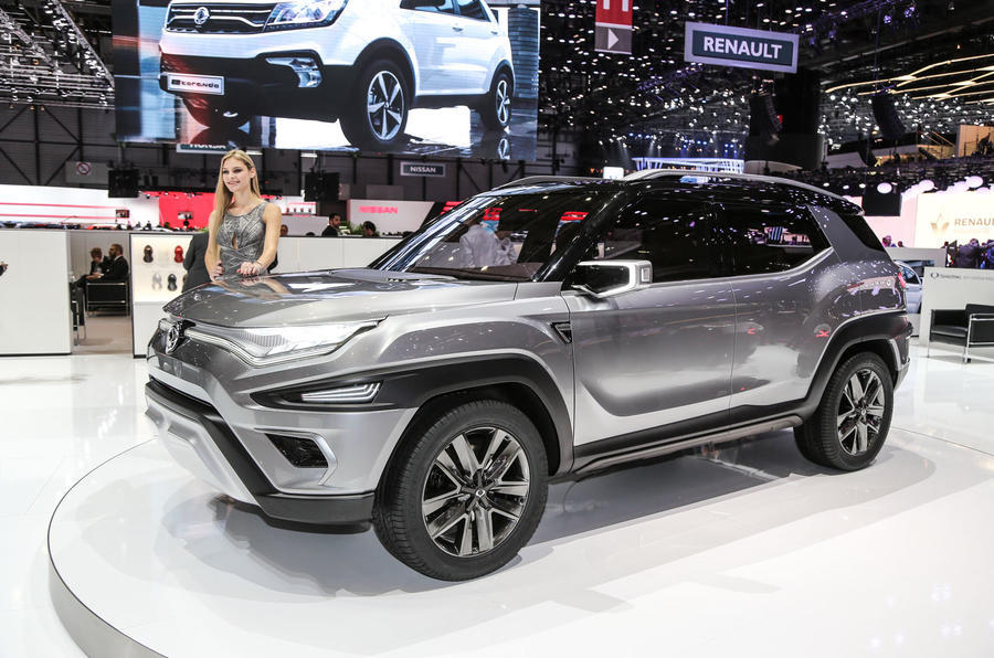 ssangyong-korando-model-woman-auto-show