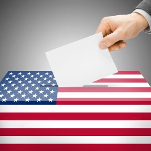 Urna electoral pintada con los colores de la bandera nacional de Estados Unidos