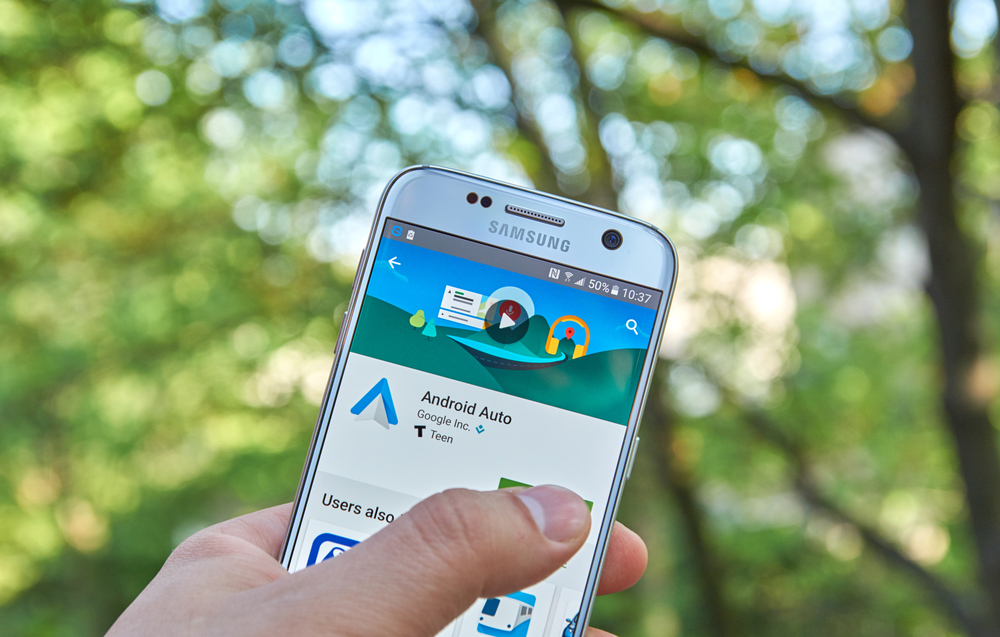 MONTREAL, CANADÁ - 23 DE MAYO DE 2016: Aplicación Google Android Auto en la pantalla del Samsung S7. Esta aplicación conecta los coches nuevos compatibles con Android Auto con teléfonos Android 5.0 o superior, ya sea Lollipop o Marshmallow.
