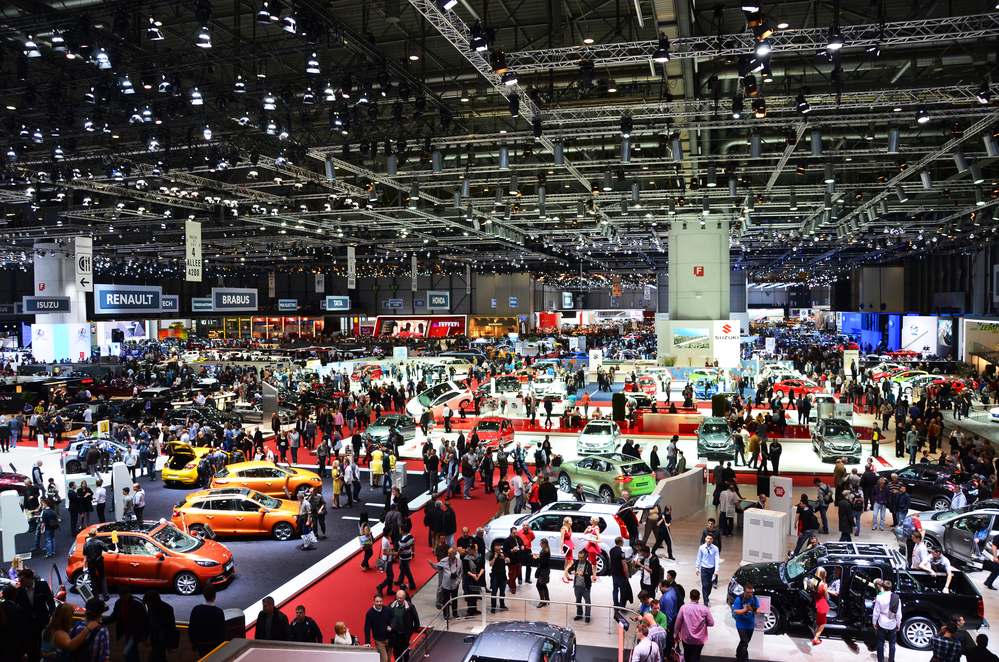 GINEBRA - 12 DE MARZO: Diversas marcas y modelos de automóviles se exhibirán en el 82º Salón Internacional del Automóvil el 12 de marzo de 2012 en Ginebra, Suiza.