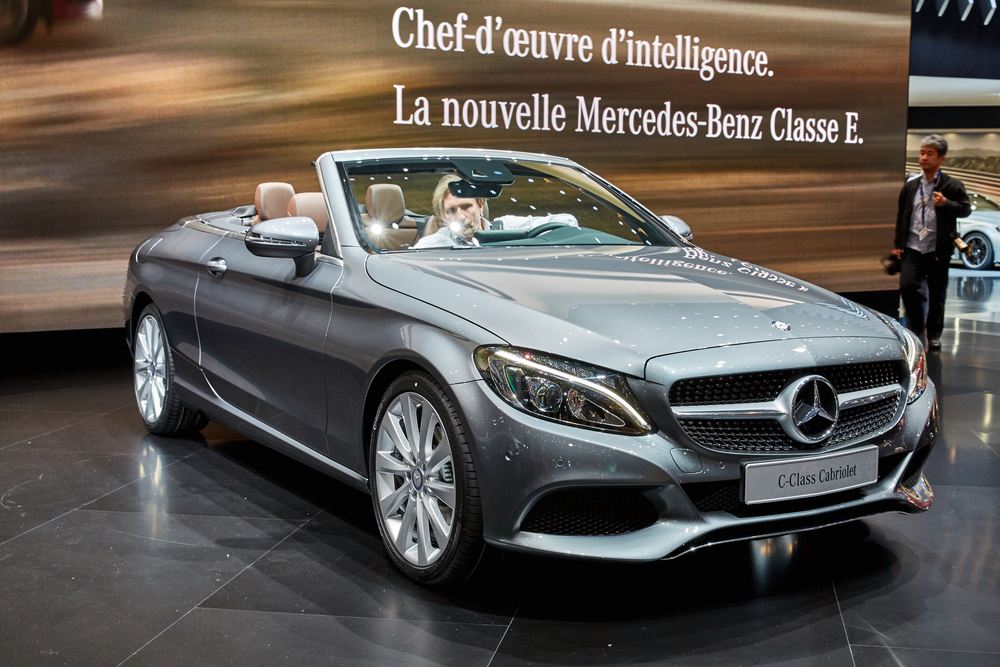 Ginebra, Suiza - 1 de marzo de 2016: El Mercedes-Benz Clase C Cabriolet 2016 se presentó en el 86º Salón del Automóvil de Ginebra en PalExpo