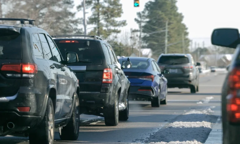 Coches circulando por una autopista