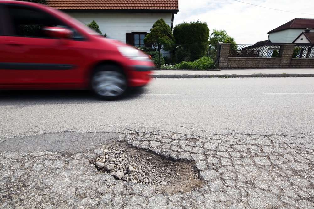 Conducción de automóviles sobre carreteras dañadas
