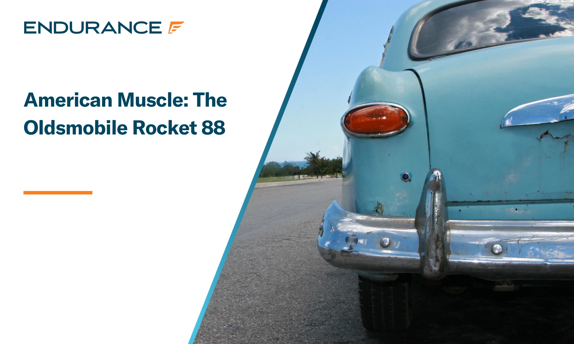 Un Oldsmobile oxidado estacionado en una carretera