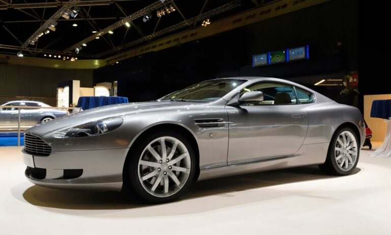 Un Aston Martin DB9 plateado, que fue el vehículo utilizado por Jason Statham en Rápido y Furioso 7.