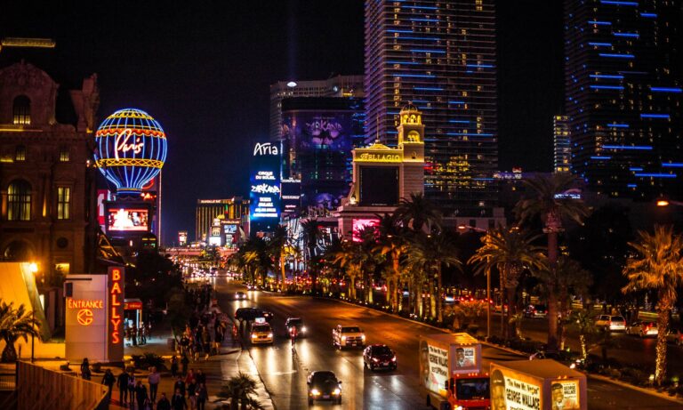 Autos circulando por una carretera de Las Vegas por la noche. Aparece en la película Jason Bourne de 2016.