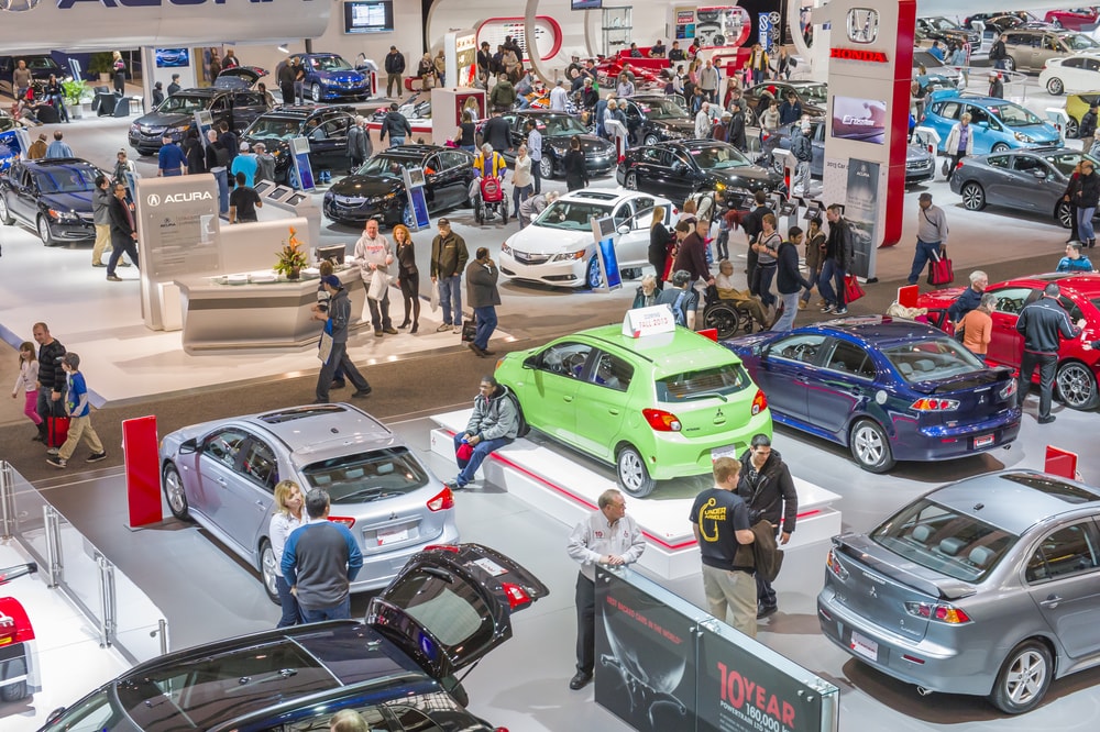 Piso de la sala de exhibición de autos
