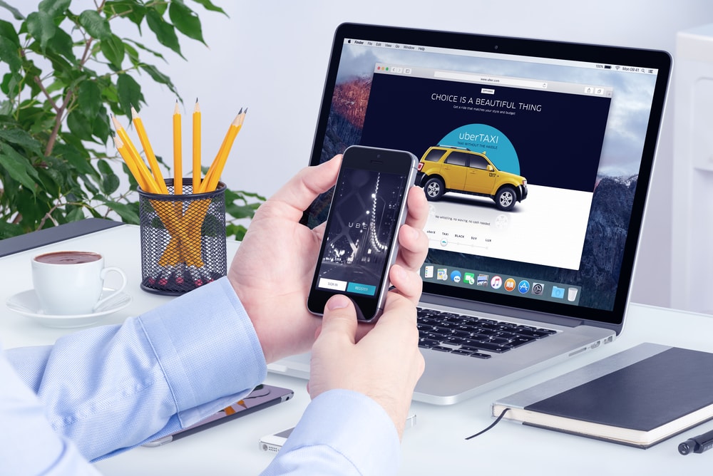Aplicación de Uber en el teléfono y la computadora