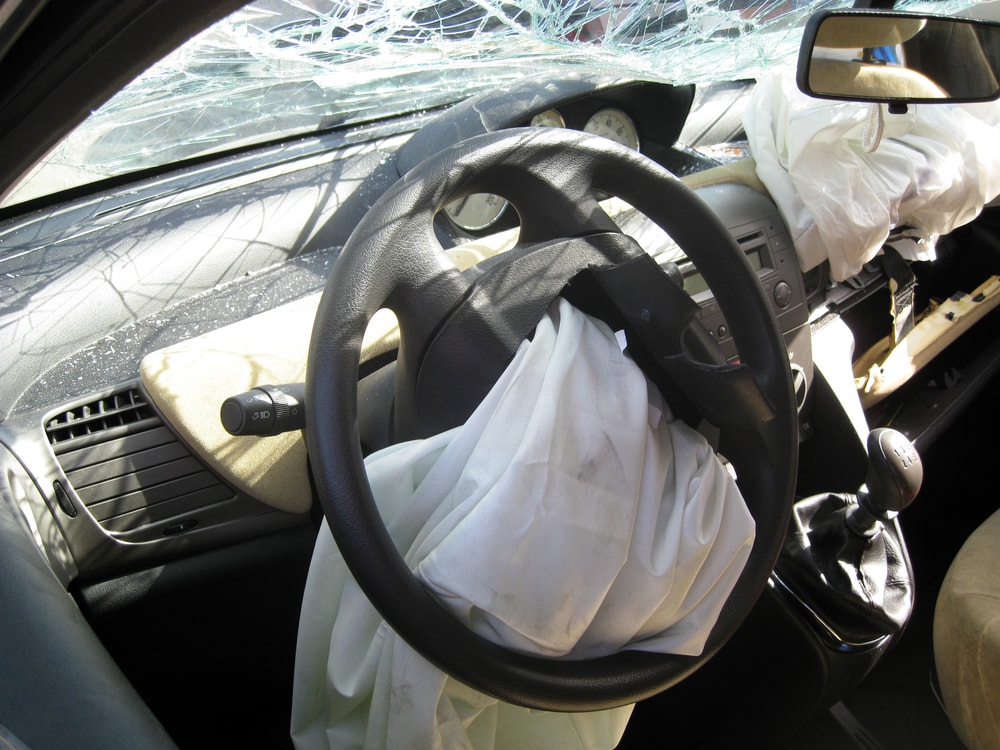 dentro del coche destruido