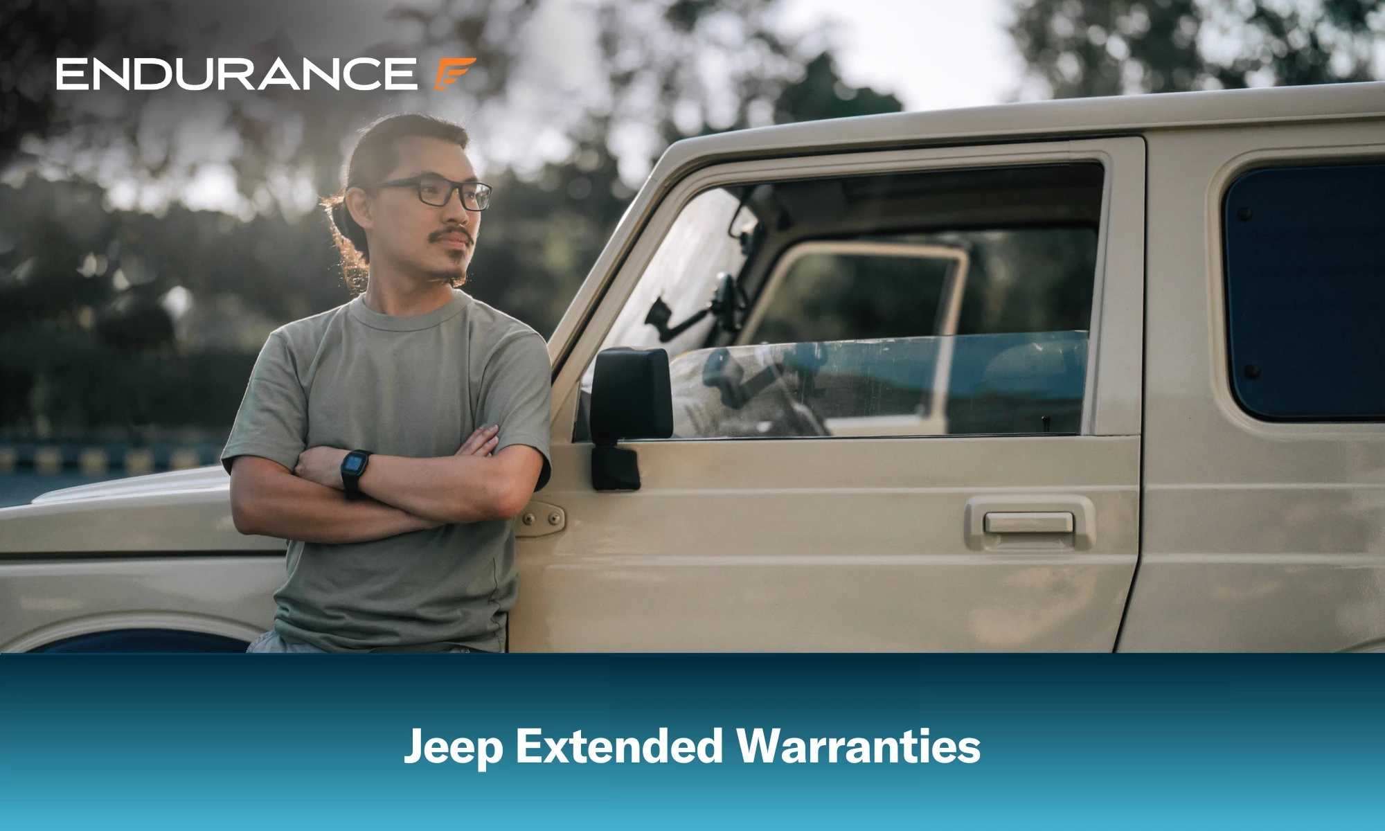 Hombre parado frente a un Jeep con los brazos cruzados