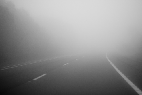 tiempo brumoso en la carretera