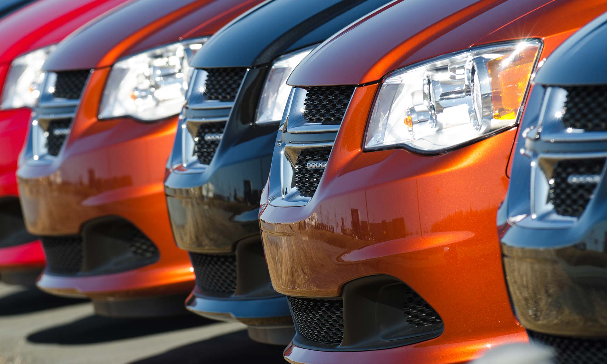 Una fila de Dodge Grand Caravans