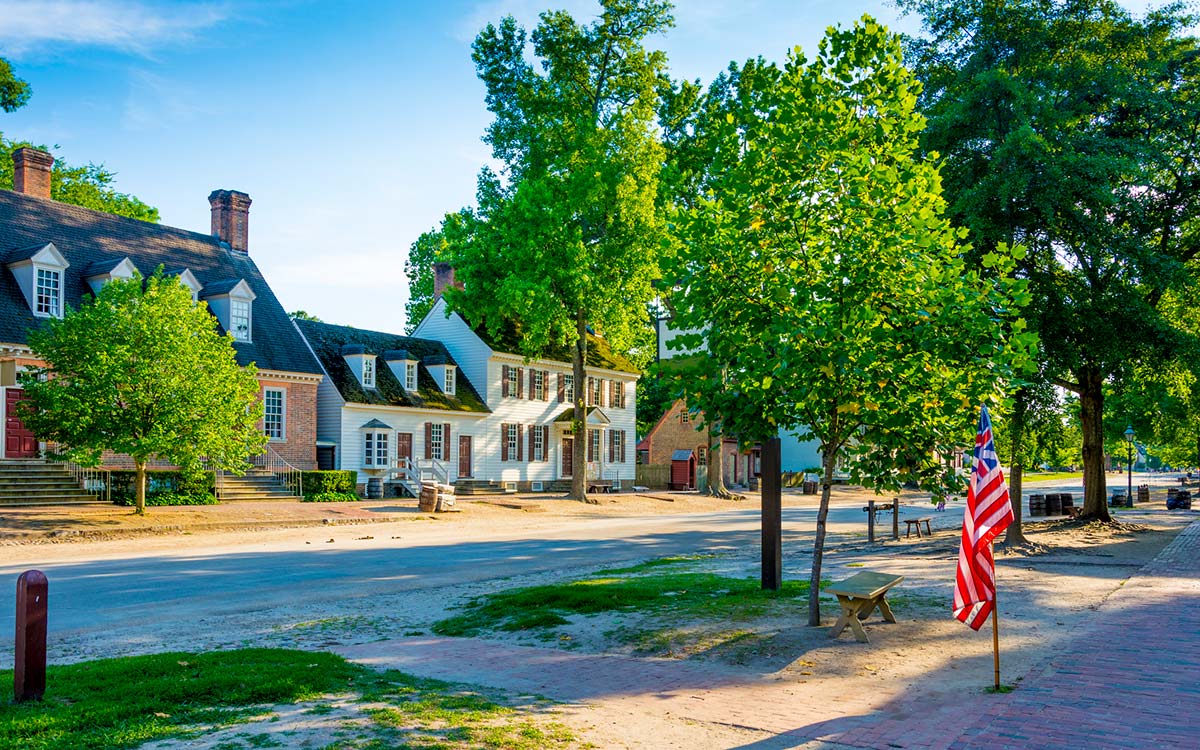 Una hilera de casas coloniales ubicada en Colonial Williamsburg, VA.