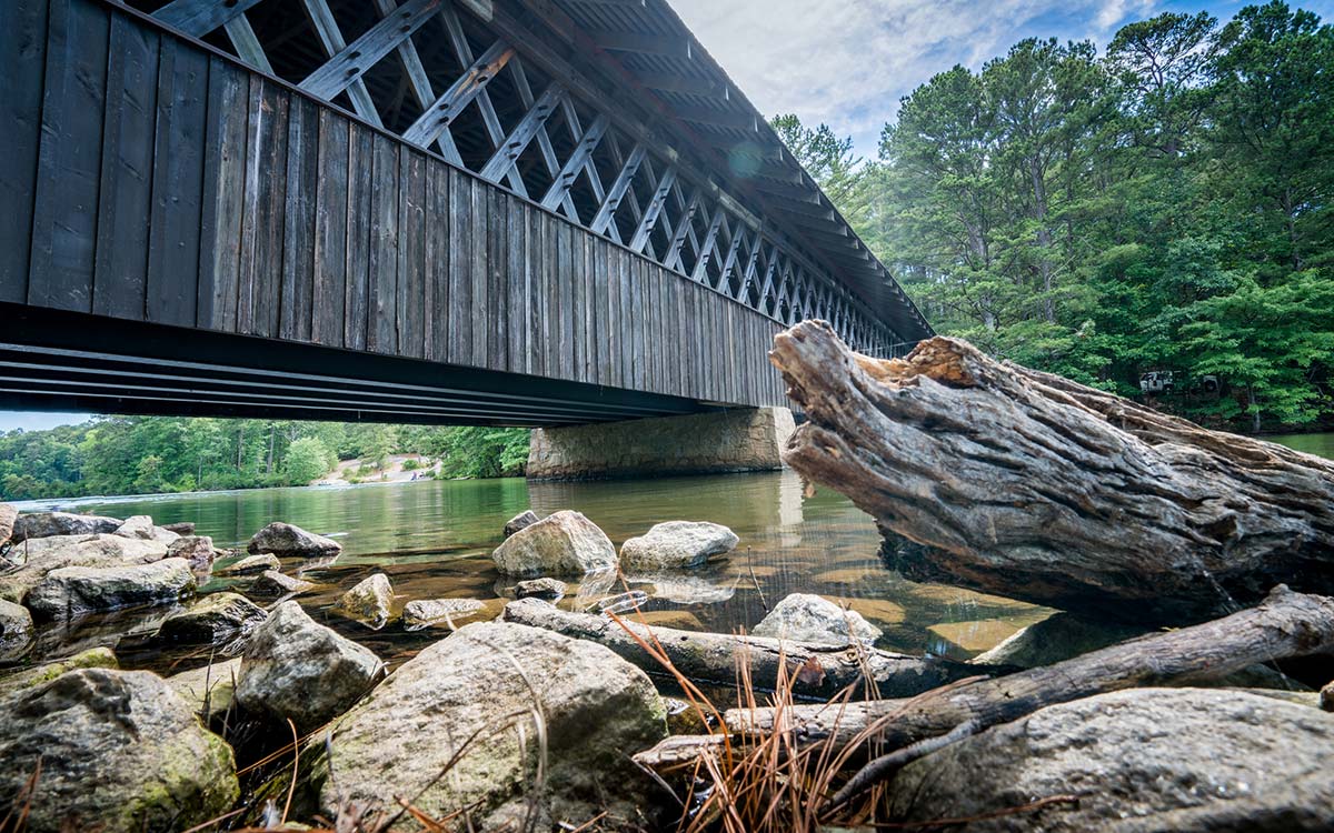 El puente Washington W. King en Stone Mountain Park, GA.