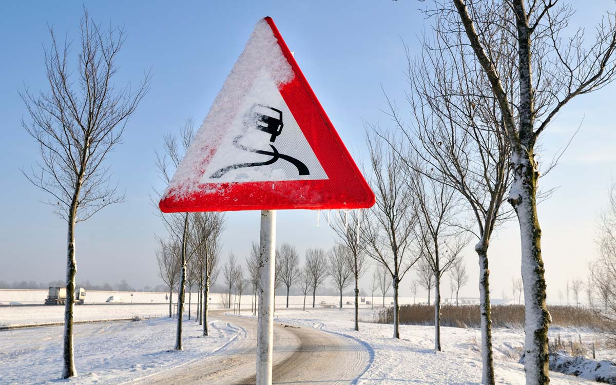 A road sign indicating a slippery/icy surface.