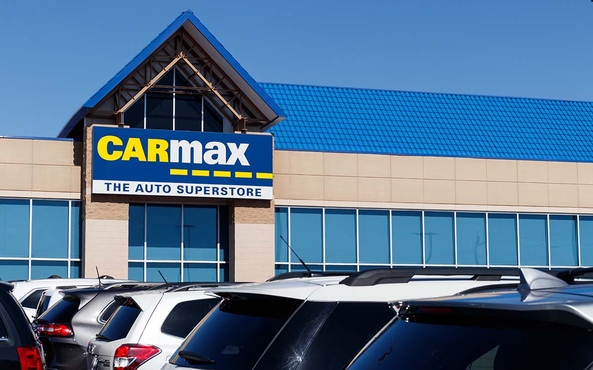 A picture of a CarMax used car dealership.