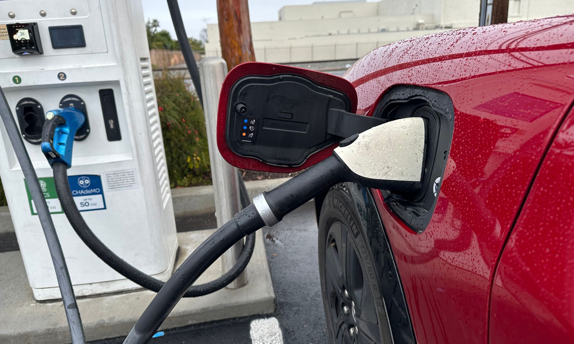 Comparación entre una estación de carga de vehículos eléctricos y una gasolinera