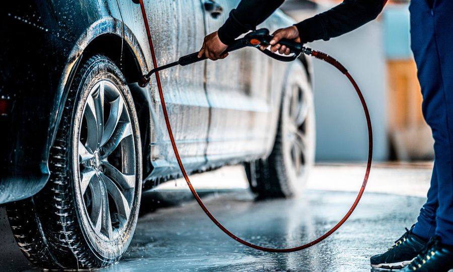 Washing wheel arch with a jet of water in a self service car wash