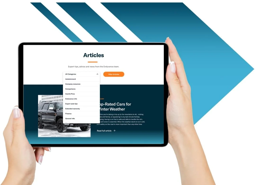 Persona que visita el sitio web Endurance en un iPad