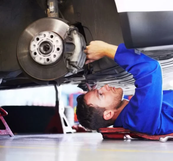 Hombre reparando una rueda de coche