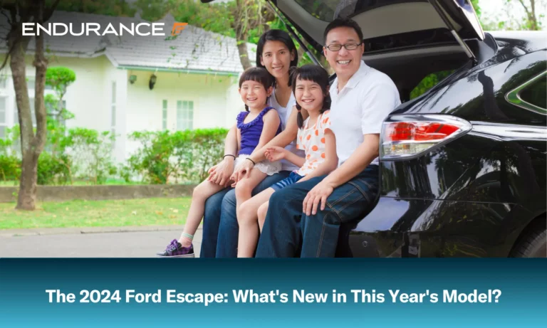Familia feliz sentada en el portón trasero de su coche Ford