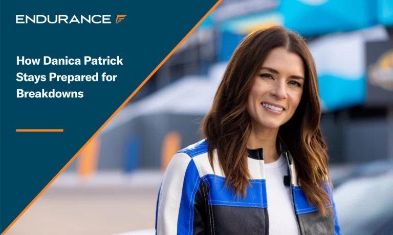Danica Patrick de pie en una pista de carreras