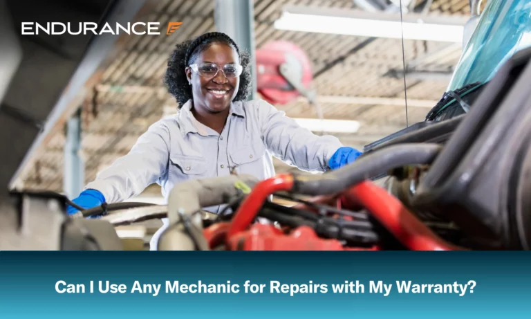 Mecánica afroamericana sonriendo y reparando un camión