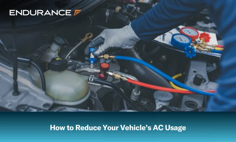 Mecánico revisando y reparando el sistema de aire acondicionado del coche en un taller