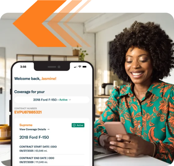 Mujer en casa sonriendo mientras accede al Portal del Cliente Endurance en su teléfono