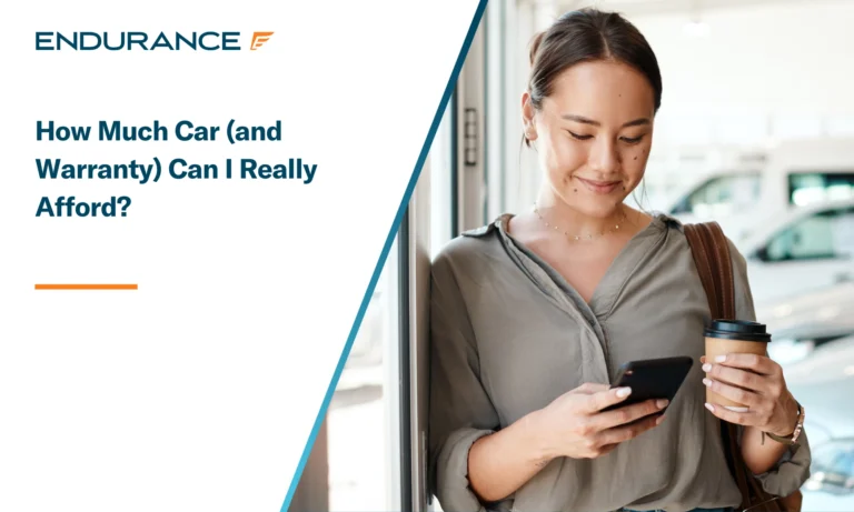Una mujer joven usa su teléfono inteligente y sostiene un café mientras compra un auto.