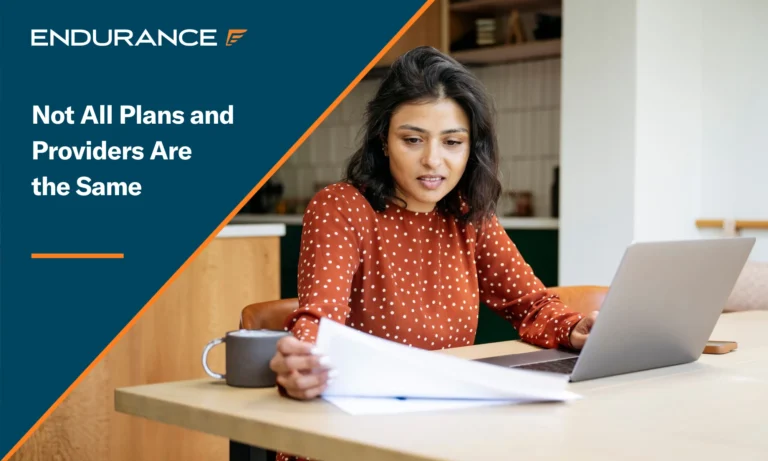 Mujer de negocios usando una computadora portátil en casa