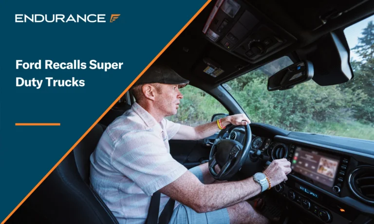 Un hombre que se dirige al trabajo en una camioneta Ford F-250