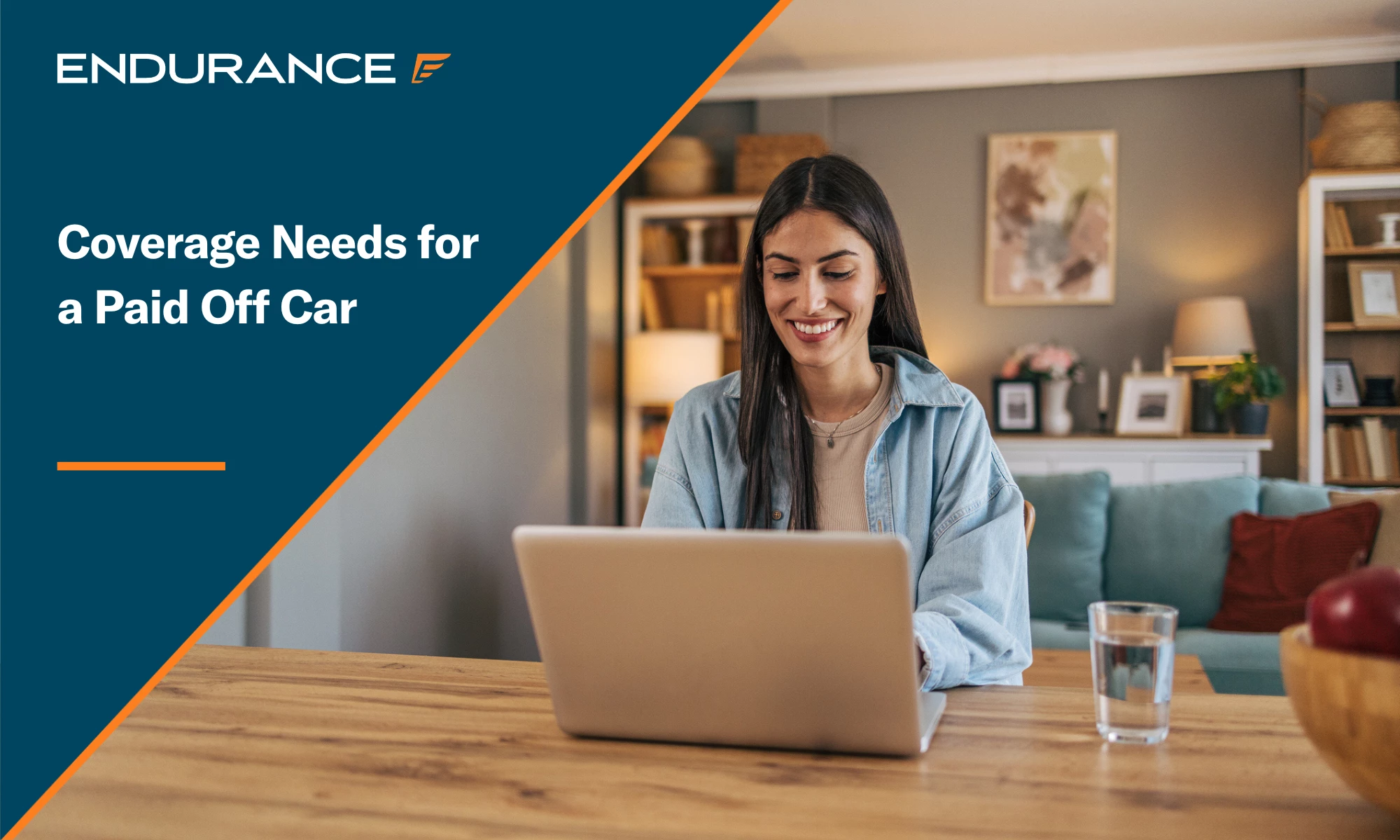 Una mujer alegre sentada a la mesa en el salón de su casa, usando un ordenador portátil.