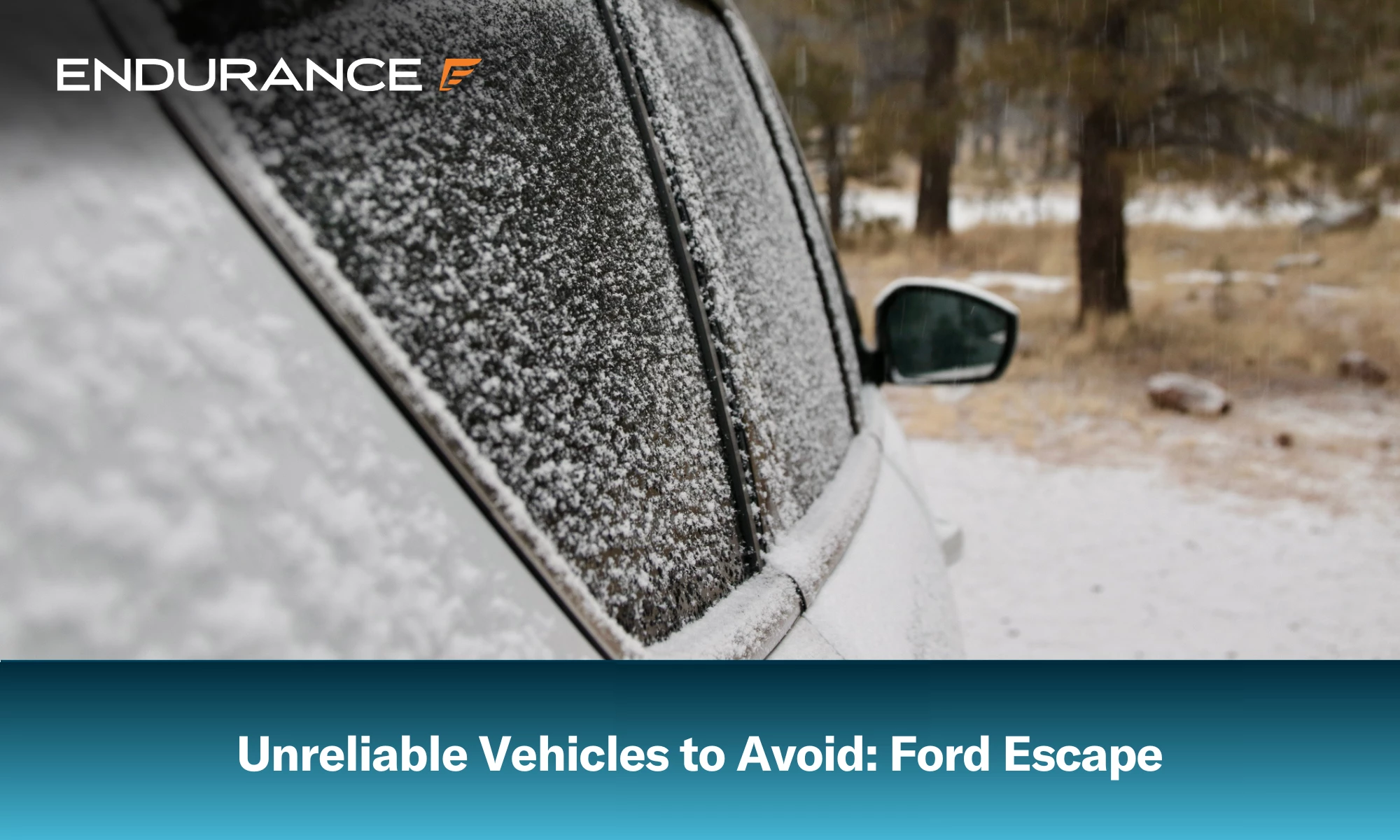 Vista del lado del pasajero de un Ford Escape en la nieve