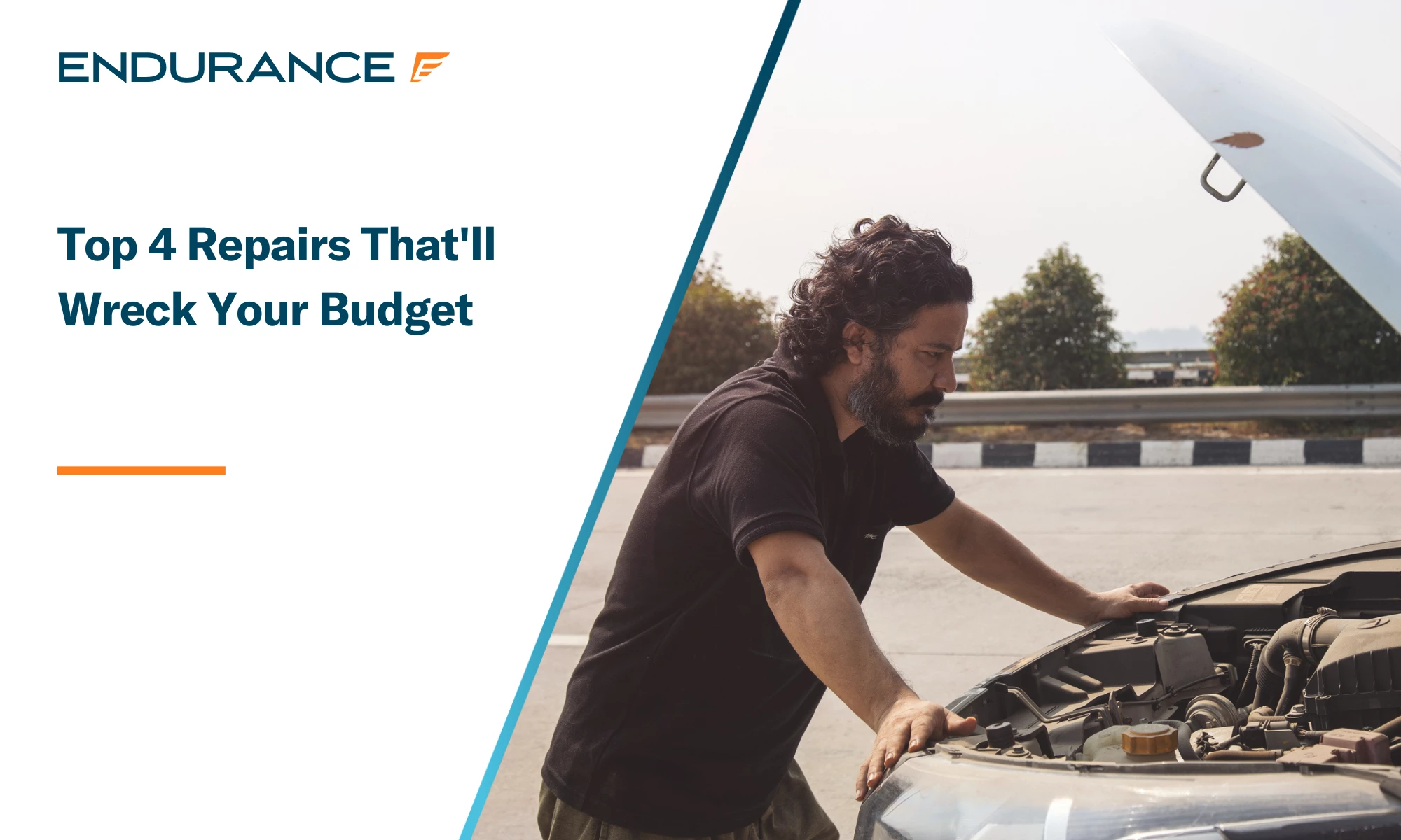 Hombre apoyado en el capó abierto de un coche en la autopista durante una avería