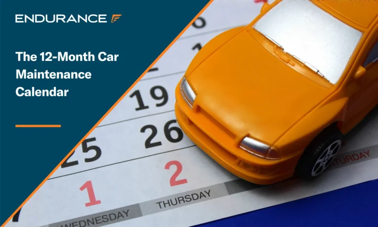 Coche de juguete naranja sobre el fondo de un calendario.