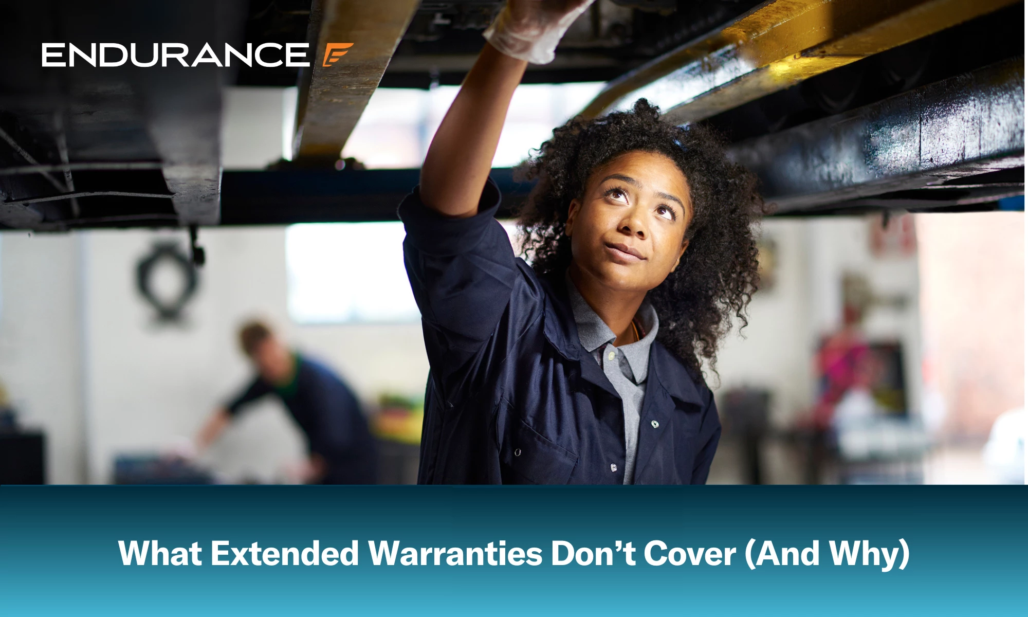 Una joven mecánica adulta parada debajo de un coche en un garaje