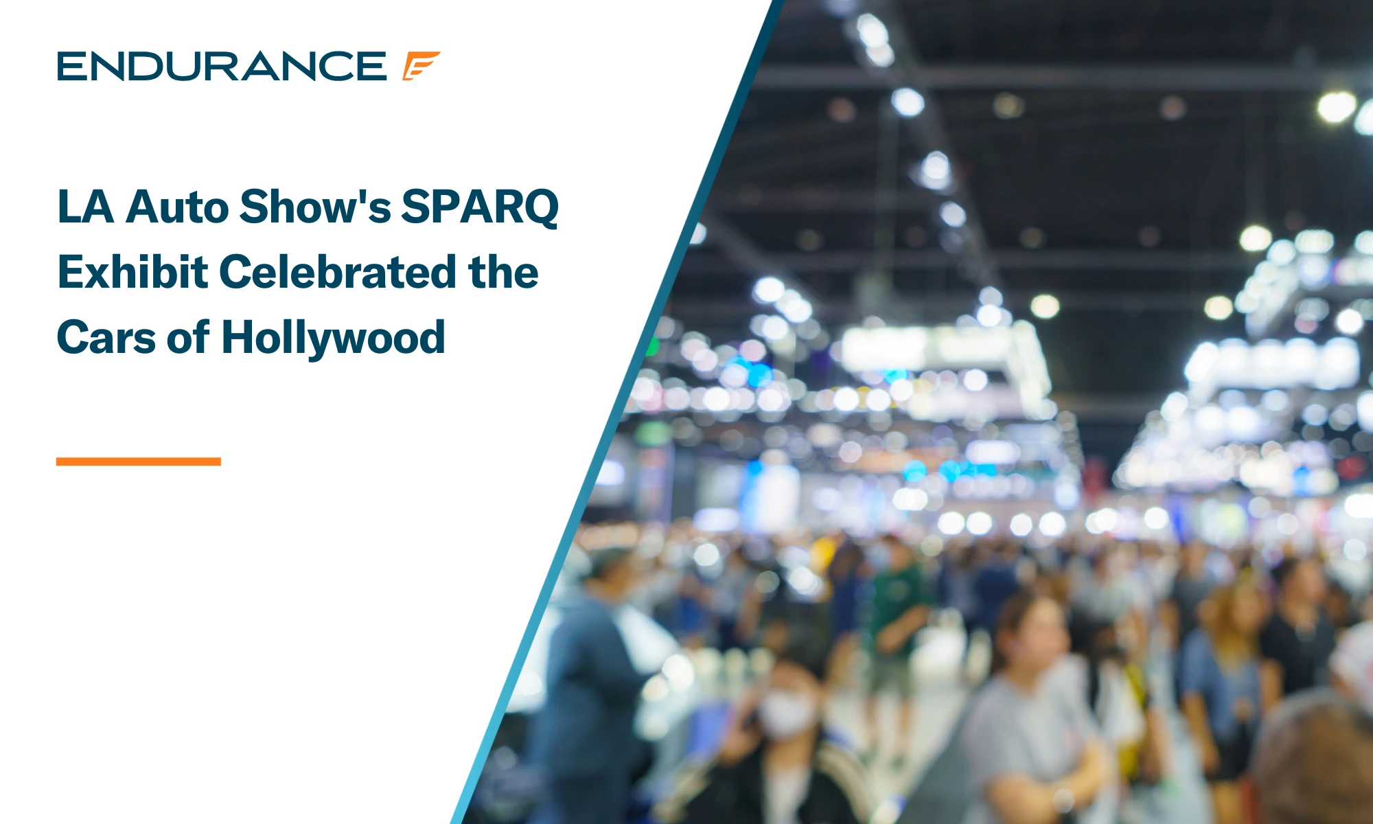 Una multitud de personas en una exposición pública o exhibición de automóviles.