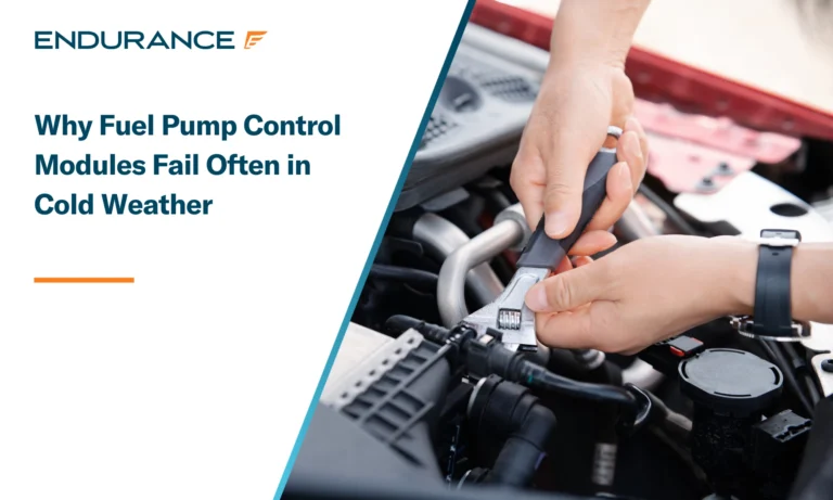 Mecánico de mediana edad reparando un módulo de control de la bomba de combustible