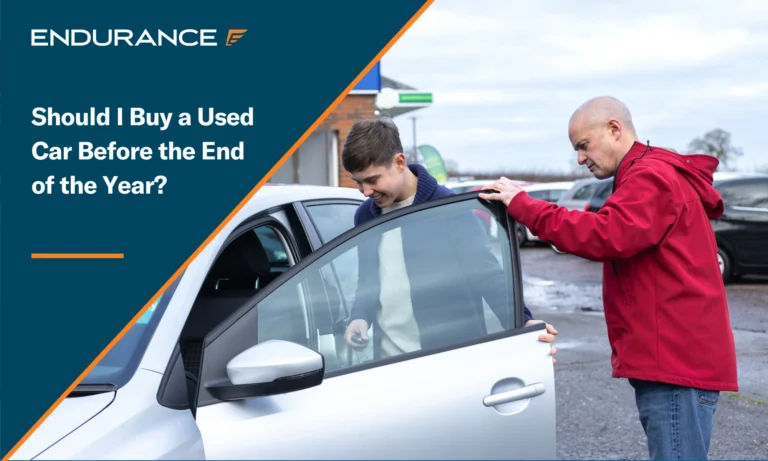 Un hombre y su hijo pequeño compran un coche usado.