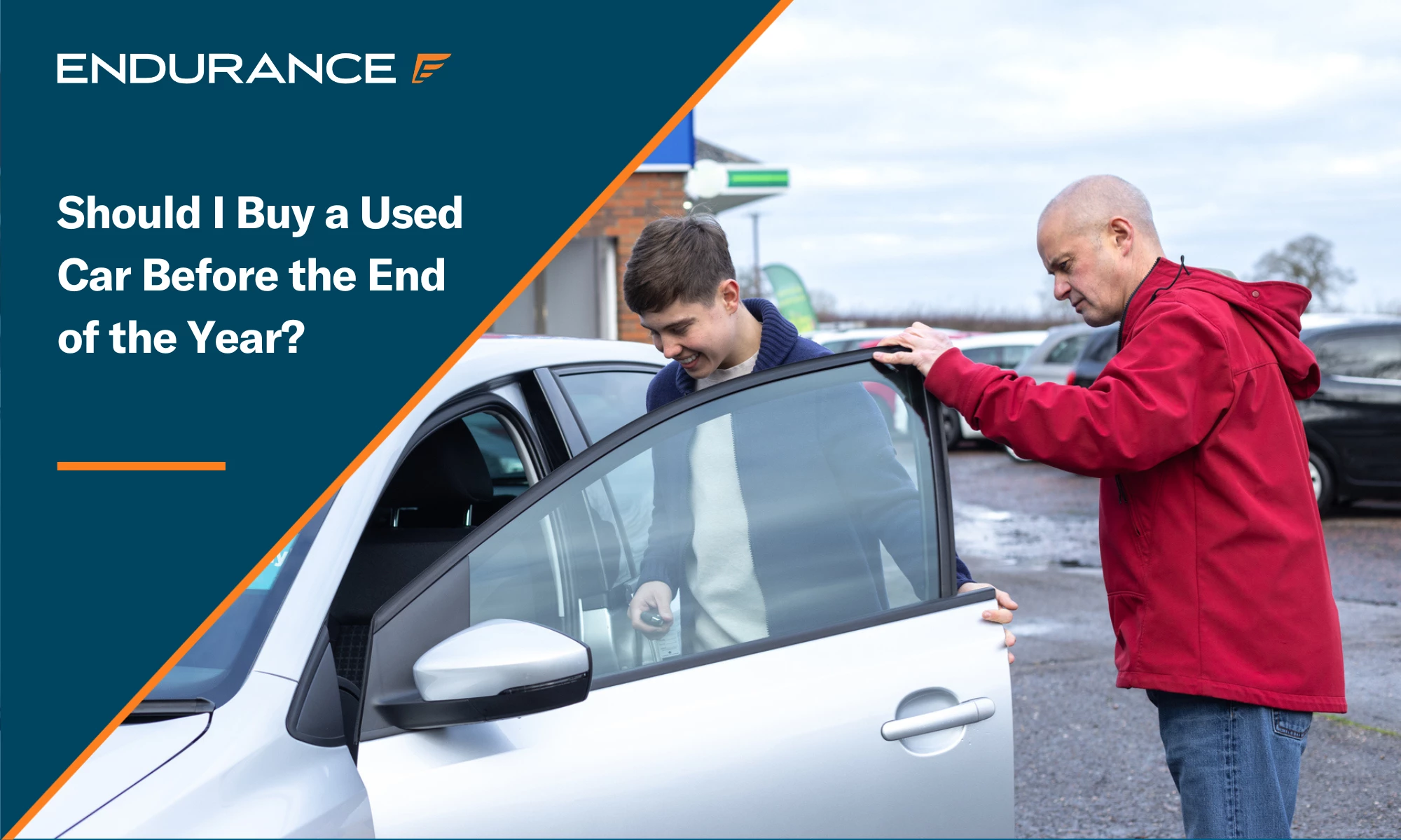 Un hombre y su hijo pequeño compran un coche usado.