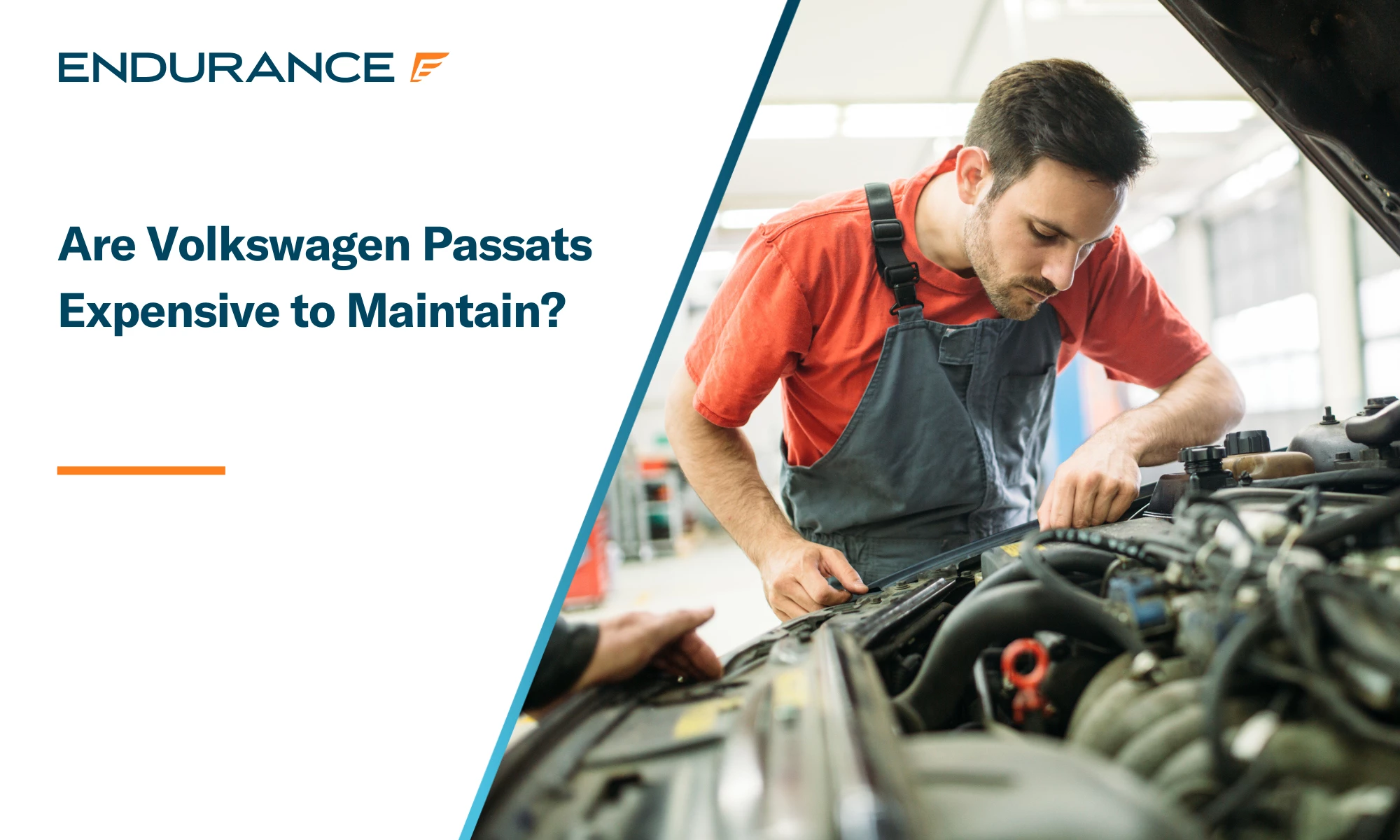 Un mecánico mirando debajo del capó de un Volkswagen