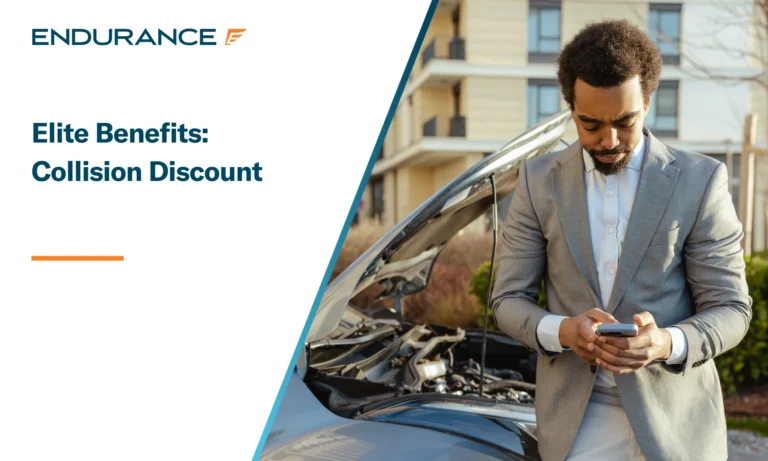 Hombre de traje usando un teléfono cerca de un coche con el capó abierto