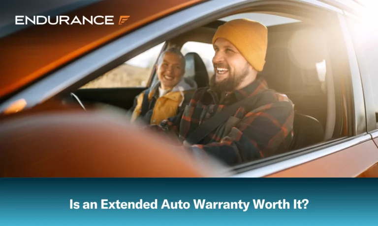 Pareja disfrutando de un viaje en coche juntos en un día soleado