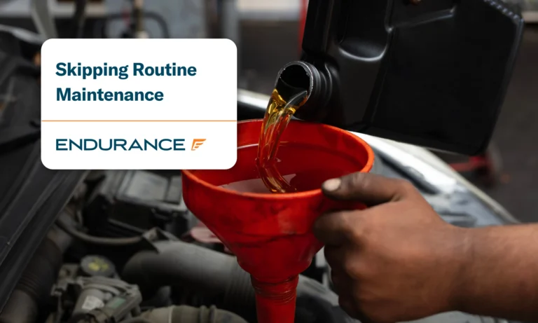 Primer plano de las manos de un mecánico cambiando el aceite del motor.